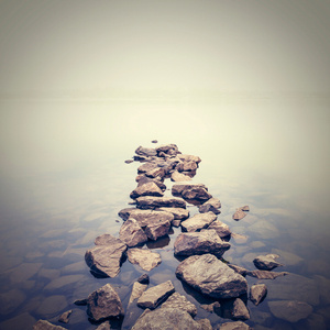 Kamienie w wodzie Plakat